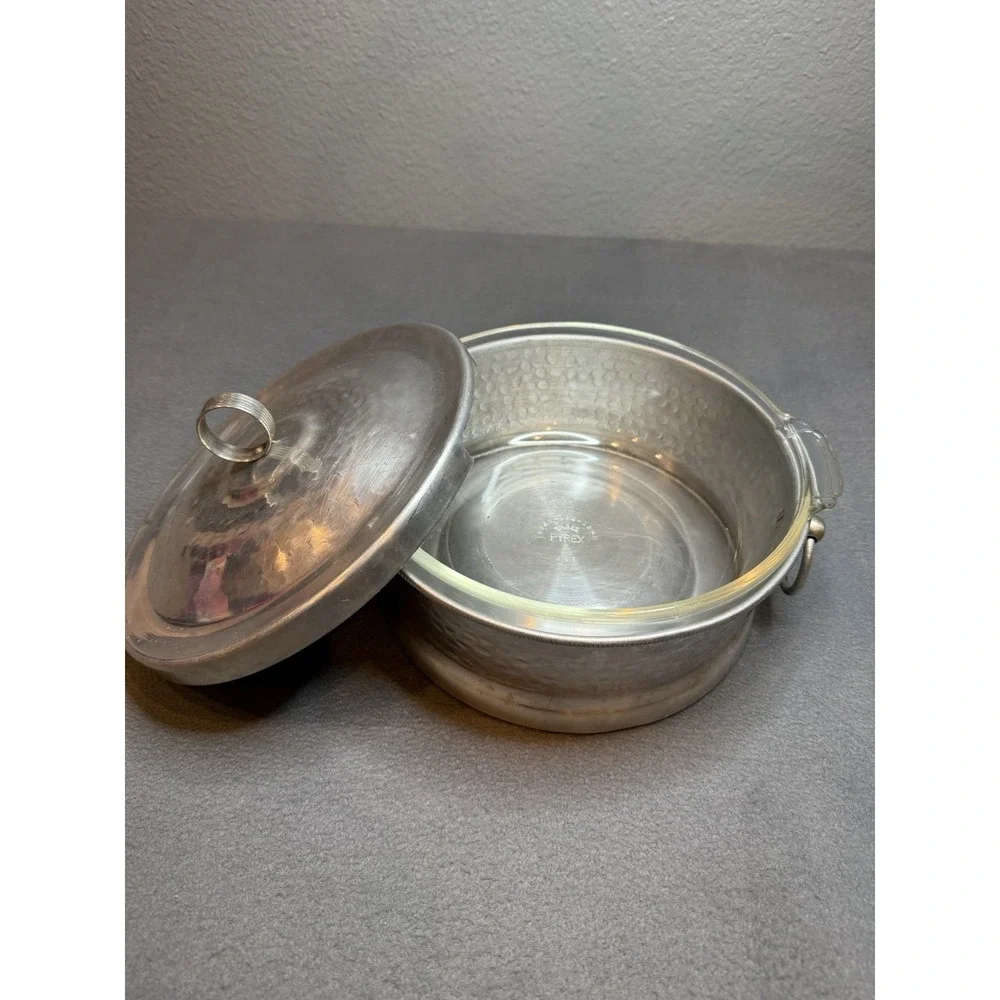 Pyrex 1940 vintage T.M. REG Casserole Hammered Aluminum Server Pyrex Insert/Lid - Picture 3 of 7